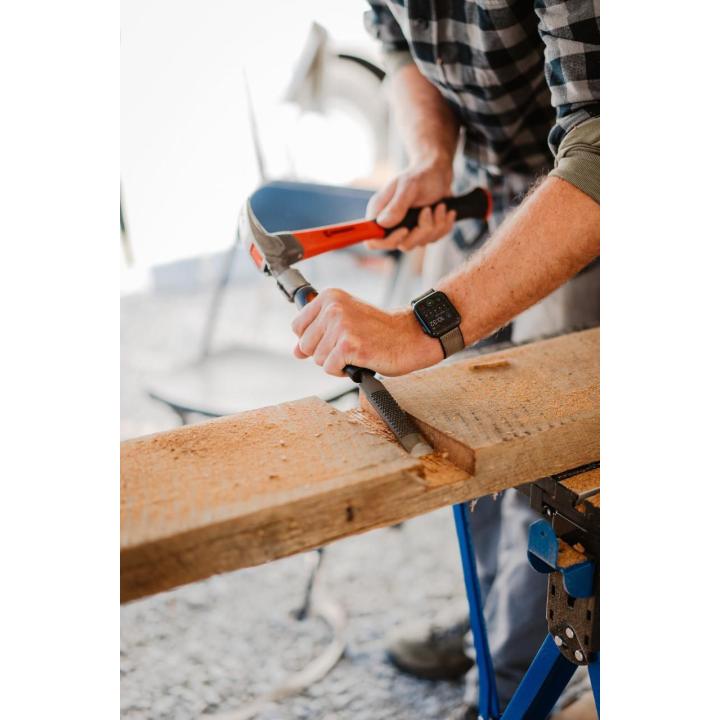 Worker using the Crescent 11418C-06 on a consturtion site.